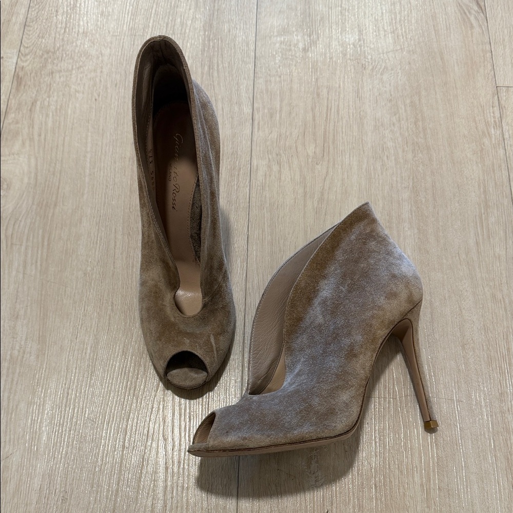 Gianvito Rossi Vamp Heels 37.5